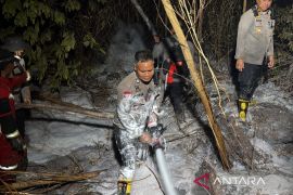 Polda Kalsel dinginkan lahan gambut yang terbakar