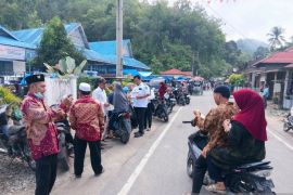 Pemerintah Kecamatan Panyabungan Timur bagikan masker kepada warga