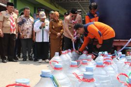 Pemkot Tegal distribusikan 41 tangki air bersih