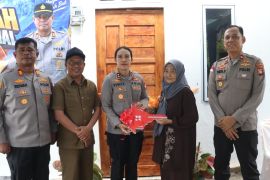 Polres Karimun serahkan hasil bedah rumah ke warga Kundur Utara