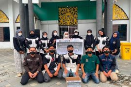 BEM UNIVSM bagikan masker peduli kualitas udara Balangan