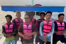 Coastal residents near Carita join search for missing journalists