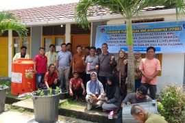 Tim pengabdian UNP berdayakan warga huntara Lubuk Buaya lewat Budikdamber