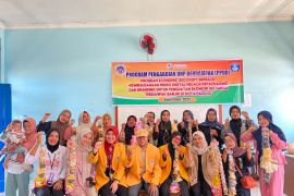 Tim PKM UNP berdayakan perempuan terdampak bencana di Padang melalui Usaha Mikro Pangan dan Digital Marketing