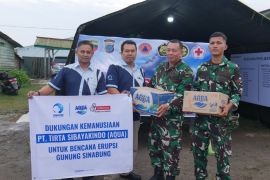 AQUA Berastagi salurkan 10.000 botol air minum untuk warga terdampak erupsi Sinabung