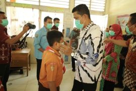 Pemkot Pariaman bagikan masker ke siswa antisipasi dampak kabut asap