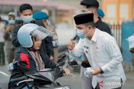 Pemkot Solok bagikan 25 ribu masker antisipasi dampak kabut asap