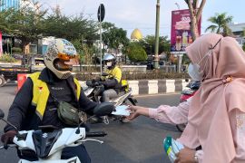 PLN Banjarmasin bagikan 300 kotak masker untuk warga terdampak kabut asap