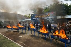 Kantor Bea Cukai Mataram memusnahkan barang ilegal Rp10,2 miliar