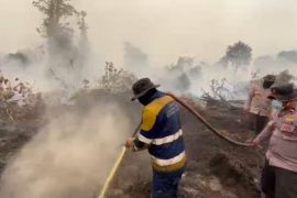 Brimob BKO dari Polda Bali di Kalbar bertugas padamkan karhutla hingga bakti sosial