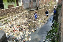 PUPR Mataram kerahkan ratusan petugas tangani sampah yang cemari sungai