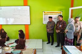Anggota DPR RI tinjau program revitalisasi sekolah di Sidoarjo