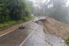 Jalan provinsi di Agam amblas dampak hujan cukup tinggi