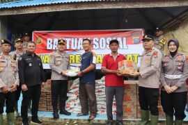 Polres Langkat salurkan bantuan untuk korban banjir warga Padang Tualang