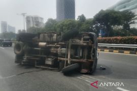 Mobil boks terbalik di Tol Dalam Kota Cawang, satu orang terluka
