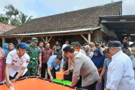 Pemkab Blitar salurkan air bersih untuk warga terdampak kekeringan