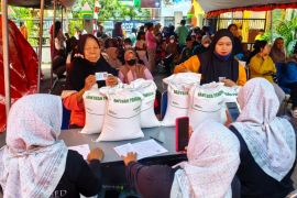 Ribuan keluarga di Jaksel menerima bantuan pangan beras