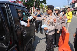 Polres Pasaman Barat turun ke jalan bagikan masker antisipasi dampak karhutla