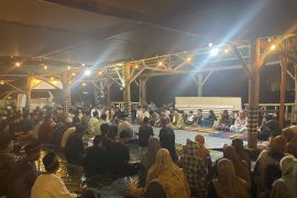 Warga Carita  doa bersama untuk jurnalis dan kru kapal