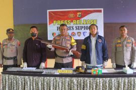 Warga Supiori serahkan senpi rakitan dan 43 butir amunisi