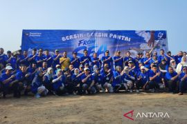 PT Garam-Pemkab Sampang lakukan bersih-bersih di Pantai Camplong