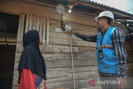 Puluhan keluarga kurang mampu di Sigi terima bantuan pasang baru listrik gratis