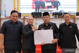 DPRD-Pemprov Babel sahkan dua perda, dorong pendapatan daerah dan rampingkan SOTK