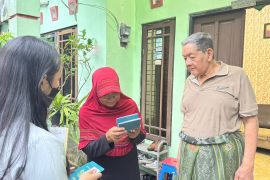 Imigrasi Palangka Raya antar paspor ke pasangan lansia lewat layanan ANTASIA