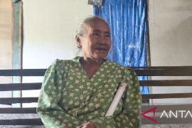 Samijah puluhan tahun hidup di rumah berlantai tanah, harapkan bantuan hunian
