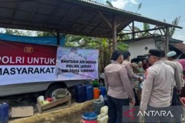 Polresta Sumenep salurkan bantuan air bersih ke kepulauan