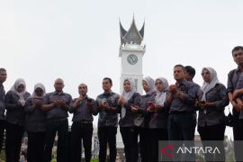 Wartawan Bukittinggi gelar doa bersama di Jam Gadang untuk jurnalis hilang di Krakatau