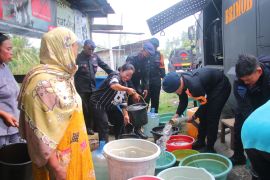 Satbrimob Polda Kaltara salurkan air bersih untuk masyarakat Tarakan