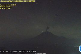 Gunung Semeru erupsi dengan letusan setinggi 900 meter