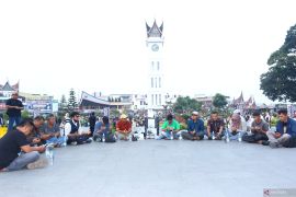 Lima jurnalis hilang saat peliputan bencana Krakatau, wartawan Bukittinggi gelar aksi solidaritas di Jam Gadang