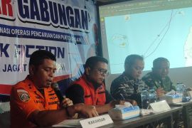 SAR temukan jaket pelampung dan terpal saat pencarian di Selat Sunda