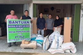 PT Rimba Lazuardi salurkan bantuan depot air minum di Kuansing