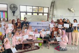 Tim PkM Unbrah dorong deteksi dini keputihan melalui skrining mandiri gunakan alat tes pH