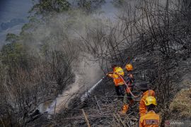 TNBTS sebut titik asap di Bromo berhasil dilokalisasi petugas gabungan