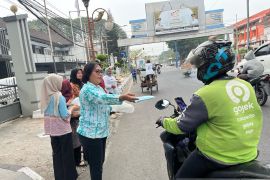 Cegah dampak kabut asap, Lapas Perempuan Palembang bagikan 100 paket roti dan masker