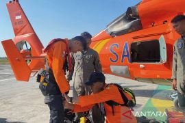 Heli Basarnas evakuasi satu korban selamat kecelakaan KM Virgo di laut