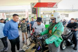 Urai antrean, pembeli BBM di Makassar pakai aturan ganjil-genap nopol