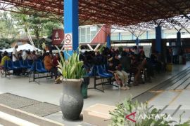 Keluarga korban kapal Virgo menanti kabar di Pelabuhan Trisakti