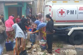 PMI Cianjur memastikan pendistribusian air bersih masih berjalan