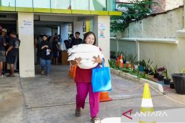 Ribuan kepala keluarga di Tanah Tinggi terima bantuan 30 kg beras