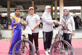 Senam bersama peringatan Haornas di Palas, Bupati dan Ketua TP PKK serahkan hadiah Doorprize