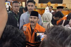 Bupati Bekasi nonaktif Ade Kuswara divonis enam tahun terkait suap proyek