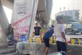 Petugas tutup simpang Pesing Jakbar dengan beton untuk halau Pak Ogah