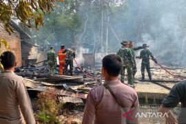 Dinsos Bangka Barat salurkan bantuan korban rumah terbakar di Cupat