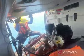 Helikopter Basarnas berhasil evakuasi 1 korban selamat kecelakaan KM Virgo di laut
