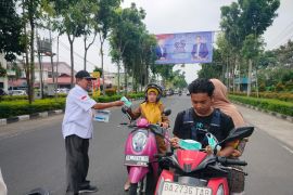 PWI Agam bagikan ribuan masker ke warga antisipasi ISPA